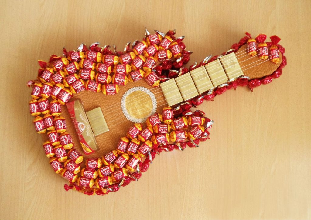 Гитара с конфетами в качестве подарка