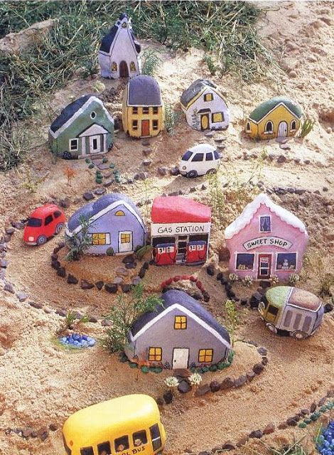 Городок из песка и камней для детей