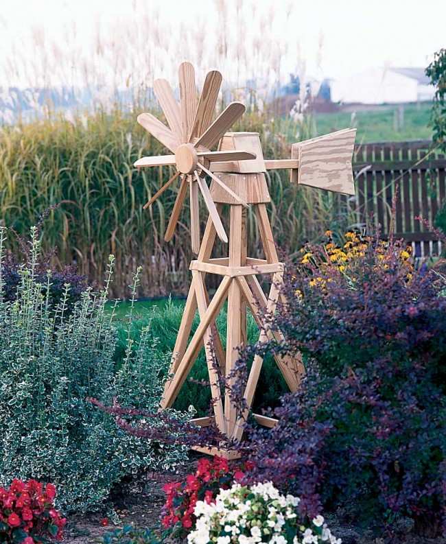 Мельница с ветрилом, который уравновешивает конструкцию крыльев и используется для поиска ветра в случае, если вы делаете вращающуюся модель