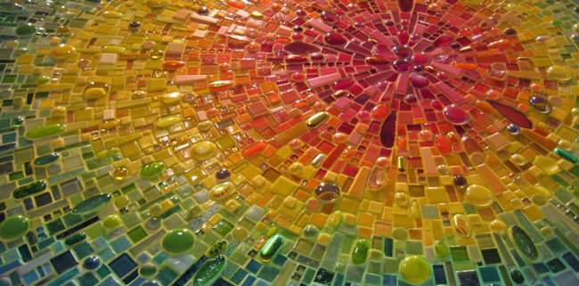 Радиальный радужный сюжет из кусочков мозаики и стекла разных размеров и форм