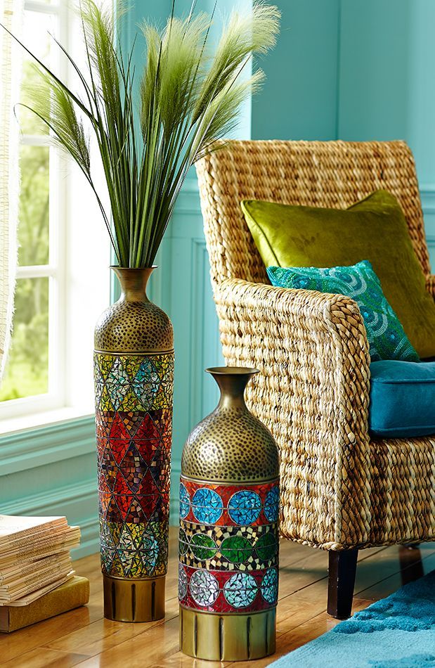 Такое разноцветное шикарное мозаичное украшение для интерьера можно сделать и из обычной невзрачной вазы