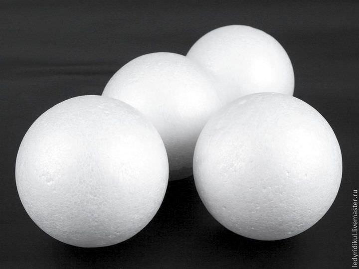 Не все мастера приемлют пенопластовые шары за счет их характеристик: они слишком твердые и менее цепкие, чем другие материалы
