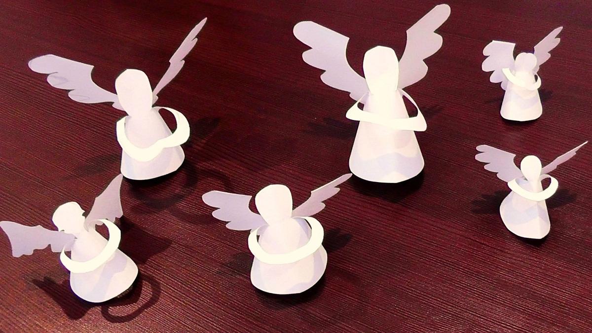 С помощью бумаги можно сделать оригинальные украшения для елки в виде ангелочков 