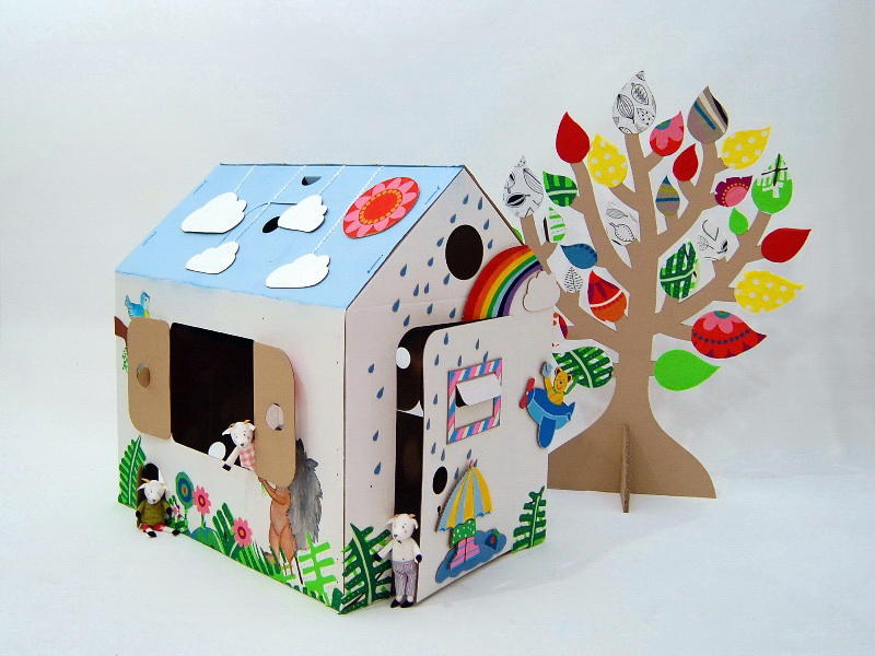 Очень необычным и симпатичным получается домик из картона, который оформлен сказочными элементами