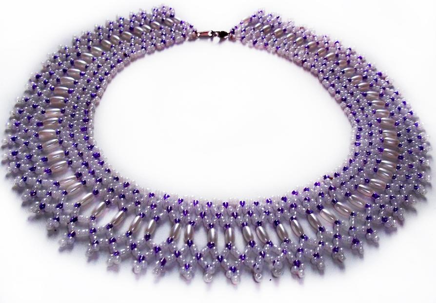 При помощи техники макраме можно сплести модное ожерелье, которое стильно дополнит любой образ 