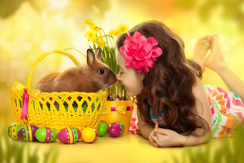 Пасхальный кролик с корзинкой для яиц