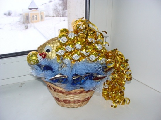 Поделки из конфет - золотая рыбка