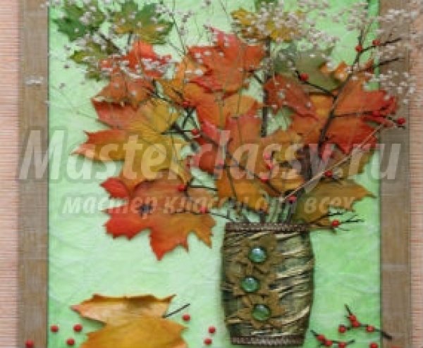 Картина-панно с кленовыми листьями из 