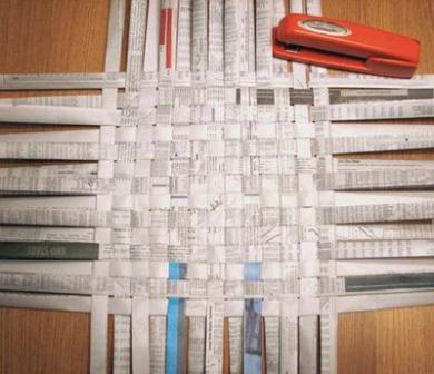 Главное условие: для плетения поделки из бумажных трубочек следует выбирать бумагу одной текстуры