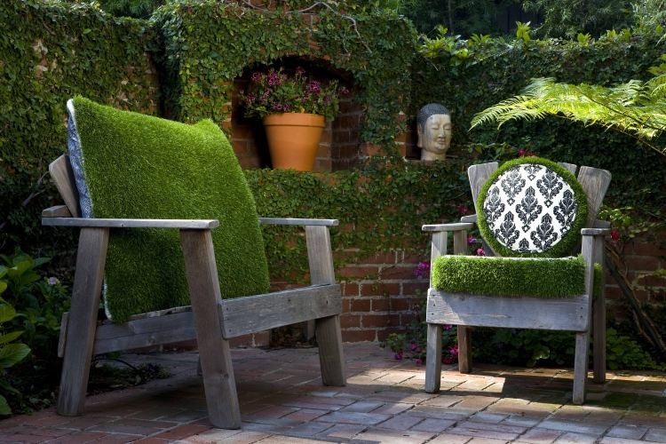 Посидим на кресле из мха: необычное покрытие садовой мебели из современных