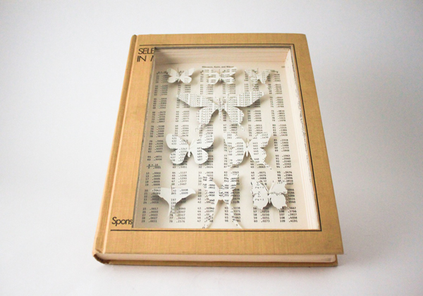 Чудесный бумажные и искусственные бабочки в футляре из книги