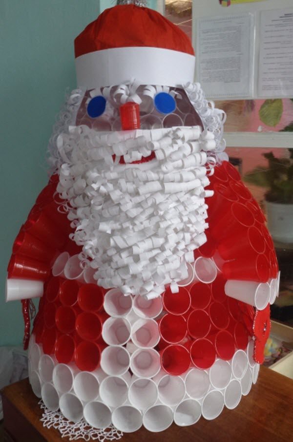 Дед мороз из цветных пластиковых стаканчиков своими руками