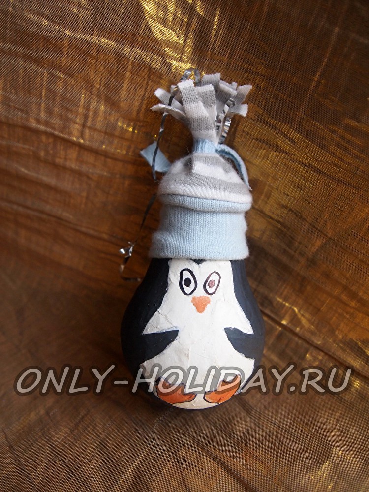 Пингвин из лампочки — поделка на елку 