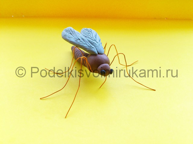 Лепка комара из пластилина - фото 12.