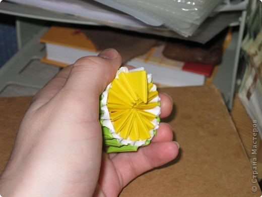 Для того, чтобы сделать такой лимон, нам понадобится следующее: 16 жёлтых треугольников, 16 белых и 64 зелёных. Ну и естественно, желание. фото 15