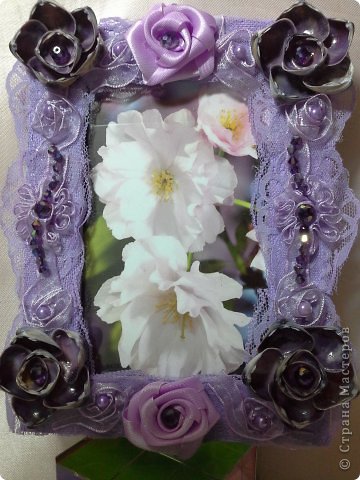 Фоторамка Фиолет №2.(Фото 050)
обтянута тканью,украшена цветами из ракушки,радужным бисером,сваровски,для фото 10х15 см.
 фото 61