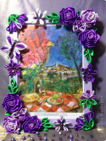 Фоторамка Фиолет №2.(Фото 050)
обтянута тканью,украшена цветами из ракушки,радужным бисером,сваровски,для фото 10х15 см.
 фото 62
