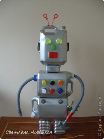 Этого робота смастерили со Златой на конкурс "Поделки для детей из ненужных вещей". Получилась многофункциональная развивающая игрушка, совершенно безопасная, прочная и ... впрочем... Робик сам спешит рассказать о себе))) фото 6
