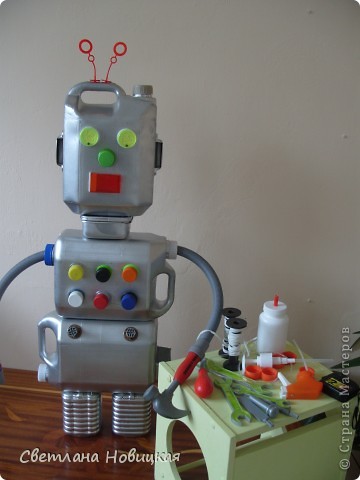 Этого робота смастерили со Златой на конкурс "Поделки для детей из ненужных вещей". Получилась многофункциональная развивающая игрушка, совершенно безопасная, прочная и ... впрочем... Робик сам спешит рассказать о себе))) фото 7