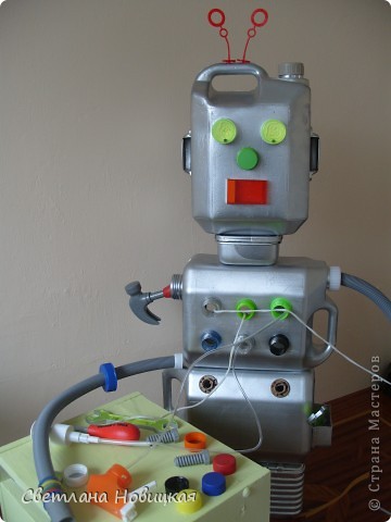 Этого робота смастерили со Златой на конкурс "Поделки для детей из ненужных вещей". Получилась многофункциональная развивающая игрушка, совершенно безопасная, прочная и ... впрочем... Робик сам спешит рассказать о себе))) фото 12