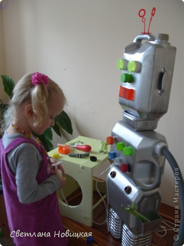 Этого робота смастерили со Златой на конкурс "Поделки для детей из ненужных вещей". Получилась многофункциональная развивающая игрушка, совершенно безопасная, прочная и ... впрочем... Робик сам спешит рассказать о себе))) фото 18