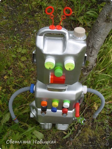 Этого робота смастерили со Златой на конкурс "Поделки для детей из ненужных вещей". Получилась многофункциональная развивающая игрушка, совершенно безопасная, прочная и ... впрочем... Робик сам спешит рассказать о себе))) фото 1