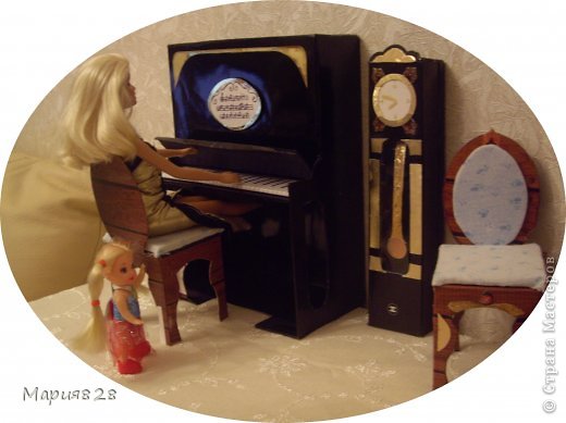 Наша куколка решила заняться музыкой и попросила себе пианино. 
На создание пианино меня вдохновила обычная обувная коробка. Она была такая черная лакированная ну прямо пианино!
Вначале будет мастер-класс, а потом маленькая история. фото 17