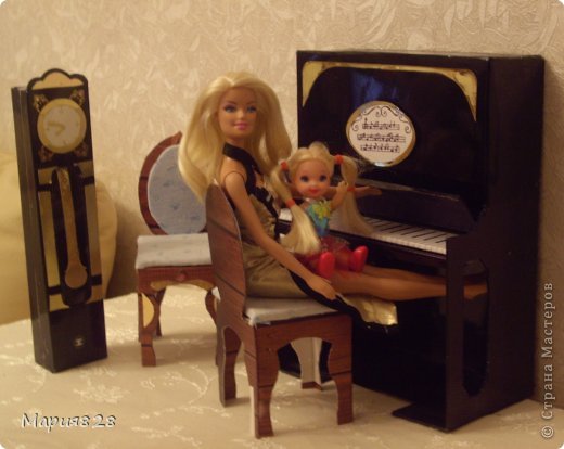 Наша куколка решила заняться музыкой и попросила себе пианино. 
На создание пианино меня вдохновила обычная обувная коробка. Она была такая черная лакированная ну прямо пианино!
Вначале будет мастер-класс, а потом маленькая история. фото 18