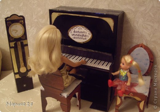 Наша куколка решила заняться музыкой и попросила себе пианино. 
На создание пианино меня вдохновила обычная обувная коробка. Она была такая черная лакированная ну прямо пианино!
Вначале будет мастер-класс, а потом маленькая история. фото 19