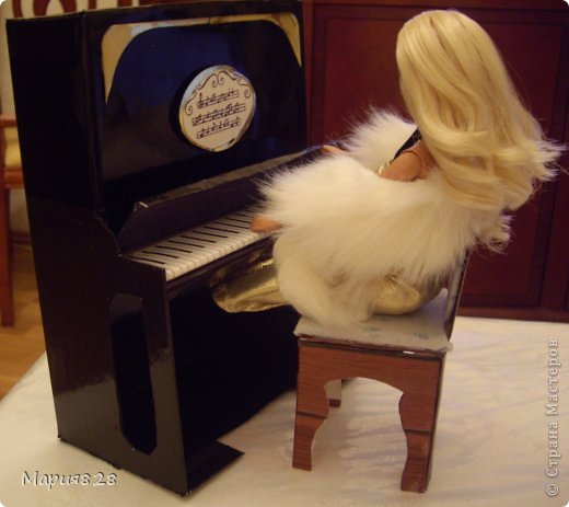 Наша куколка решила заняться музыкой и попросила себе пианино. 
На создание пианино меня вдохновила обычная обувная коробка. Она была такая черная лакированная ну прямо пианино!
Вначале будет мастер-класс, а потом маленькая история. фото 2