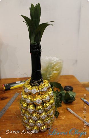 Девочки, всем здравствуйте! Как и обещала, выставляю свой МК по изготовлению ананаса из конфет ... фото 12
