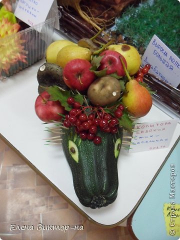 В нашем детском саду состоялась традиционная выставка поделок из цветов, овощей и фруктов. 
Много фото))) Приятного просмотра!
Этот букет мы составили с детишками второй младшей группы. фото 17