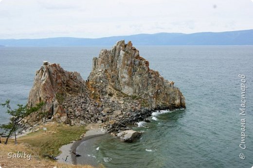 В конце лета, когда было решено ехать на Байкал, возник вопрос – КУДА? Озеро протянулось с северо-востока на юго-запад на 620 км в виде гигантского полумесяца. Ширина Байкала колеблется в пределах от 24 до 79 км. Трудно было выбрать направление нашей поездки. 
Изначально, перерыв массу информации о Байкале в Интернете, я составила маршрут и поселение (на весь период пребывания на Байкале) на острове Ольхон. Затем последовали доработка плана и, практически, полное его изменение! Критерием в выборе (в итоге) стали развитая инфраструктура и наличие цивилизации. Выбрали Листвянку. Ну и экскурсию на Ольхон, конечно же!
Поселились в Отеле с одноименным названием "Байкал". Загородный отель «Байкал» расположен в поселке Листвянка, у истока Ангары, на высоте птичьего полета. Это современный отель с большим выбором дополнительных услуг: горнолыжный комплекс (в зимнее время), ресторан «Царский» и Русская чайная(в летнее время), банный городок, теннисный корт, детская комната, конференц-зал. 
На самом деле в отеле темные коридоры и номера требующие хорошего ремонта.
В ресторане «Царский», где мы получали ежедневно завтрак, (здесь же нам приходилось и ужинать) обслуживание, если честно, оставляет желать лучшего. 

 фото 35