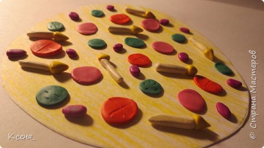 Приветики!
В этой записи моего блога расскажу, как сделать из пластилина и кружка бумаги очень аппетитную пиццу. Ее можно использовать для игр ребенка.
Начнем! фото 24