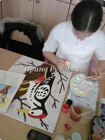 Это работа моей ученицы Ясмины Валевац. Декоративное панно "Дятел". Выполнено из пшена, коры и чая. фото 8