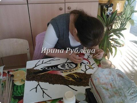 Это работа моей ученицы Ясмины Валевац. Декоративное панно "Дятел". Выполнено из пшена, коры и чая. фото 9