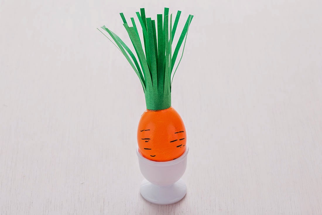 Как украсить яйцо в виде морковки