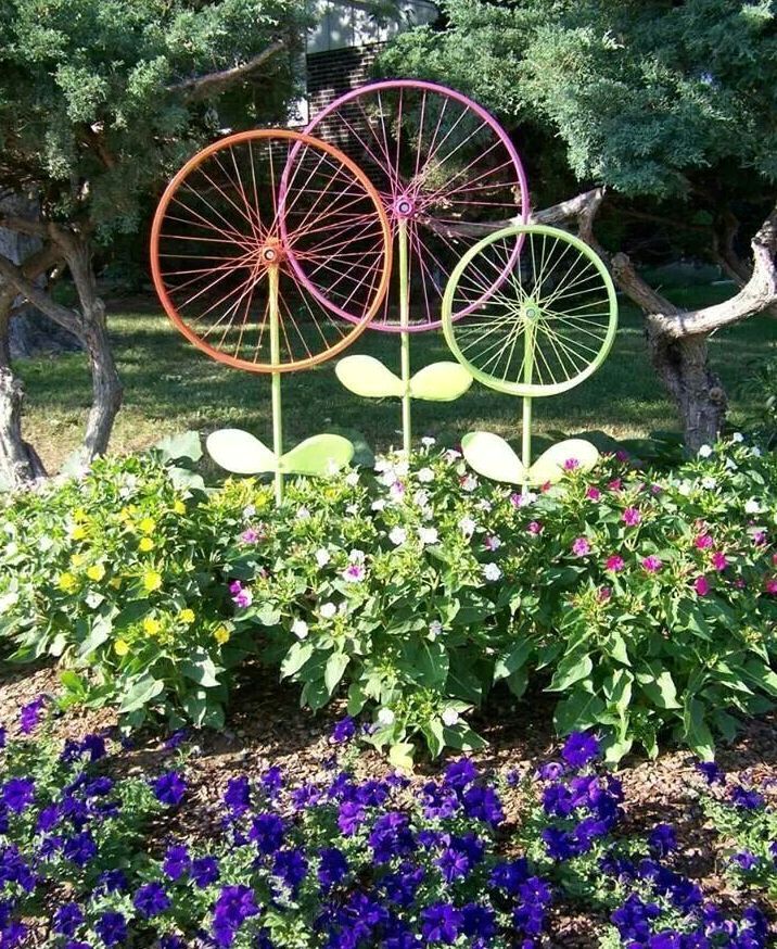 декоративное украшение для клумбы из велосипедных колес