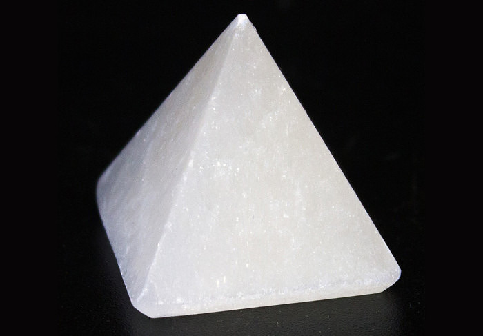 Пирамида из селенита. Фото: crystalvaults.com