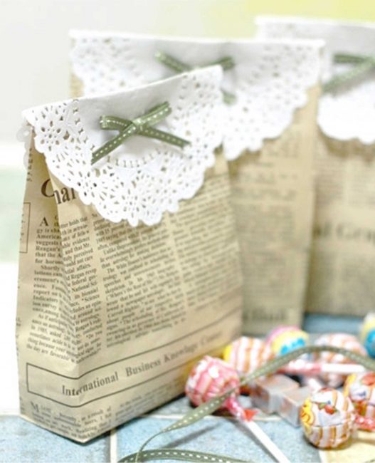 Подарочный пакет можно украсить кружевной салфеткой - это сделает ее более праздничной