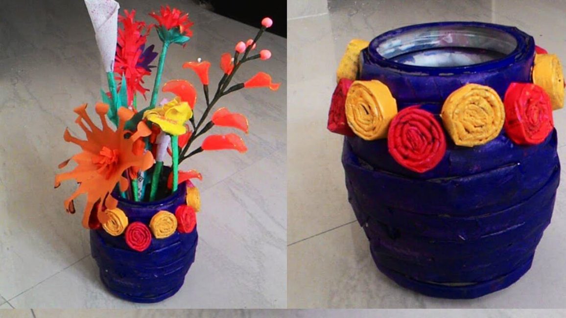 Синяя ваза, украшенная цветами, украсит ваш комод