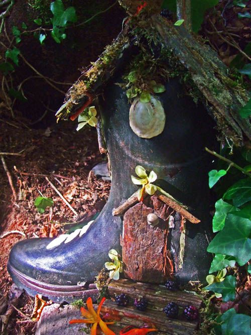 Yet another recycled rain boot that makes a perfect fairy garden home. Living in a boot...