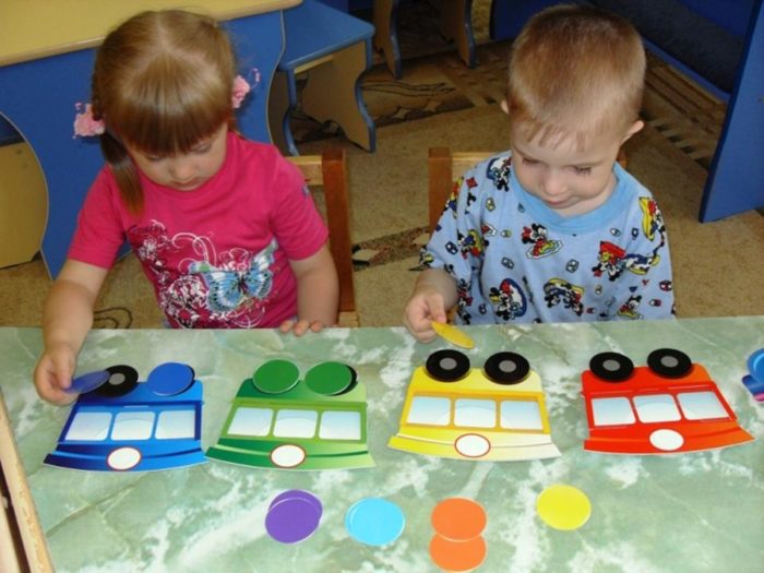 малыши 5 лет собирают разноцветные вагоны, сделанные из картона своими руками