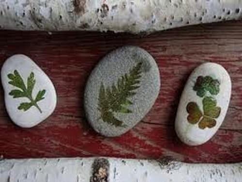 Рукотворные окаменелости - морские камешки, декорированные сухими листьями