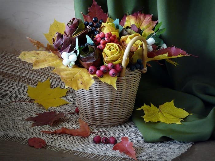 Осенние цветы: композиция в корзинке