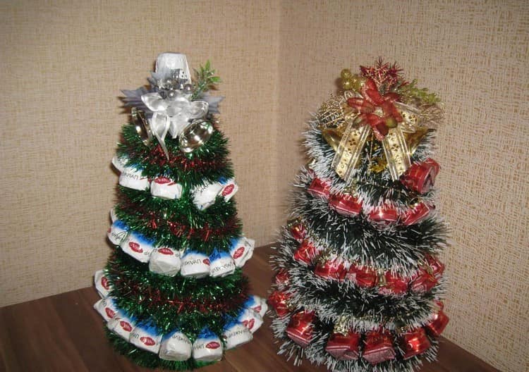 Идея для подарка: елка из конфет и мишуры