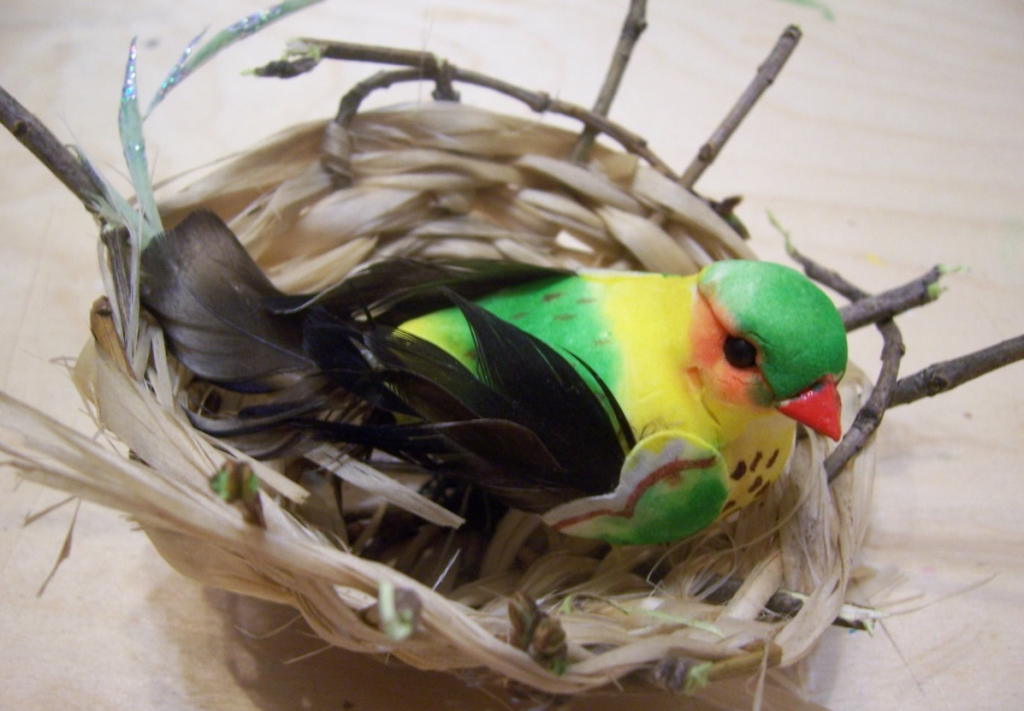 Декоративная птичка в гнезде