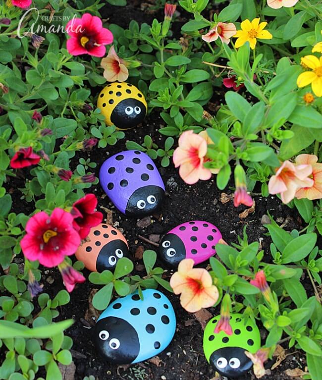 В качестве декора для сада могут послужить даже обычные камни, разукрашенные в яркие цвета [Crafts by amanda]