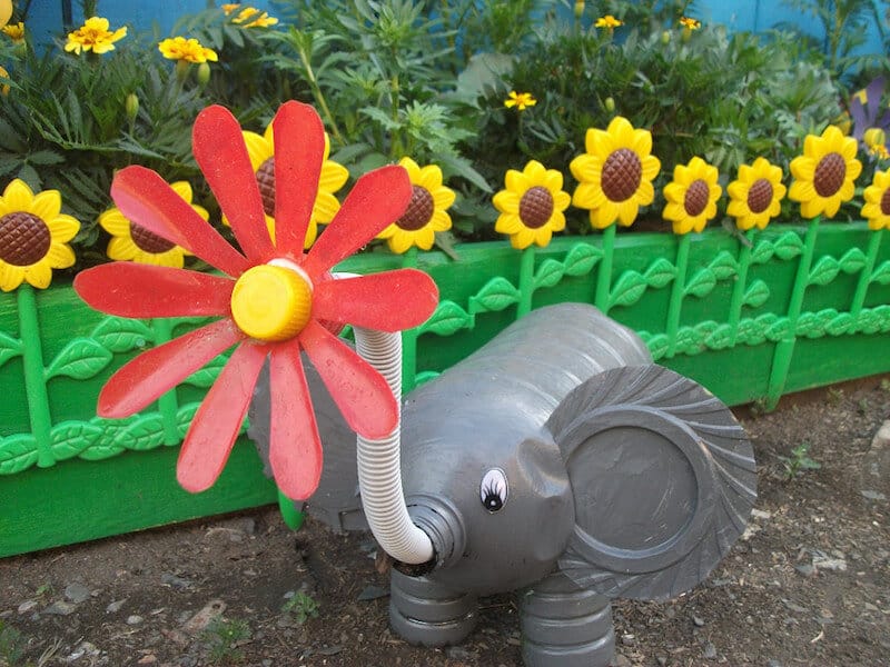 Забавный слон с цветком вместо хобота 