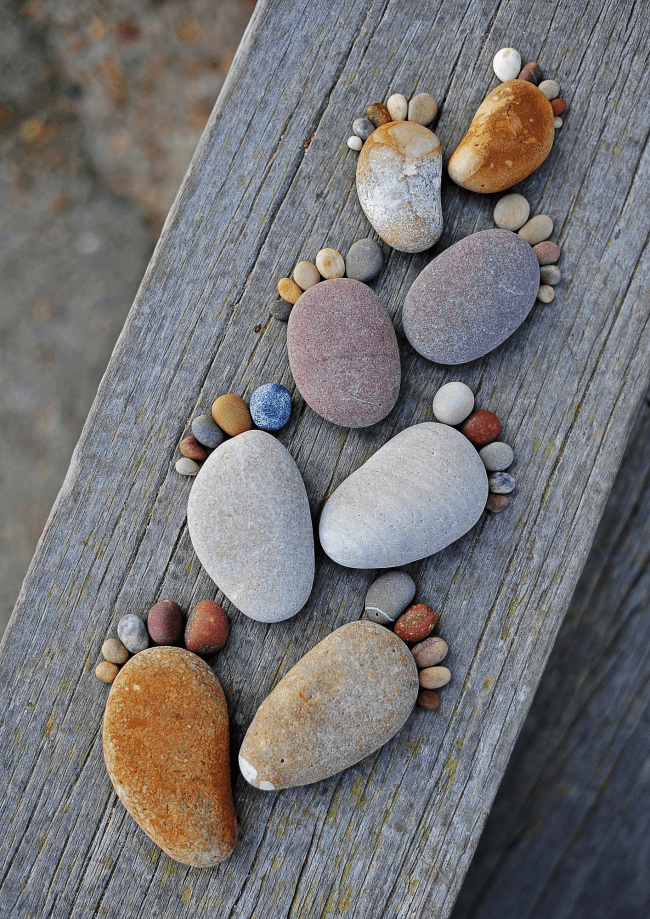 Если вы часто бываете на море, захватите хоть раз с собой на обратном пути мешочек камней, из них получаются красивые элементы декора